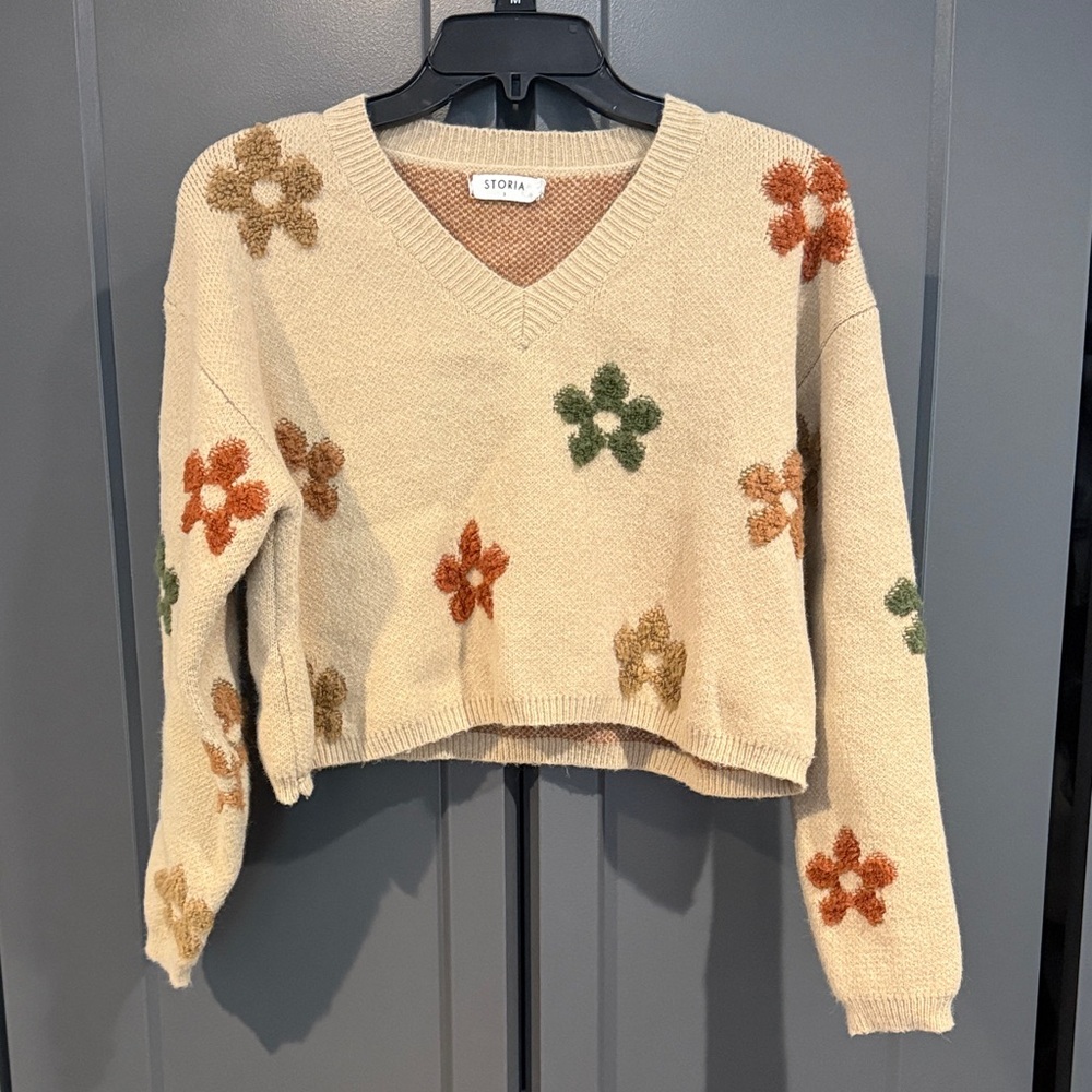 Storia Cream V-Neck Sweater with Floral Design
